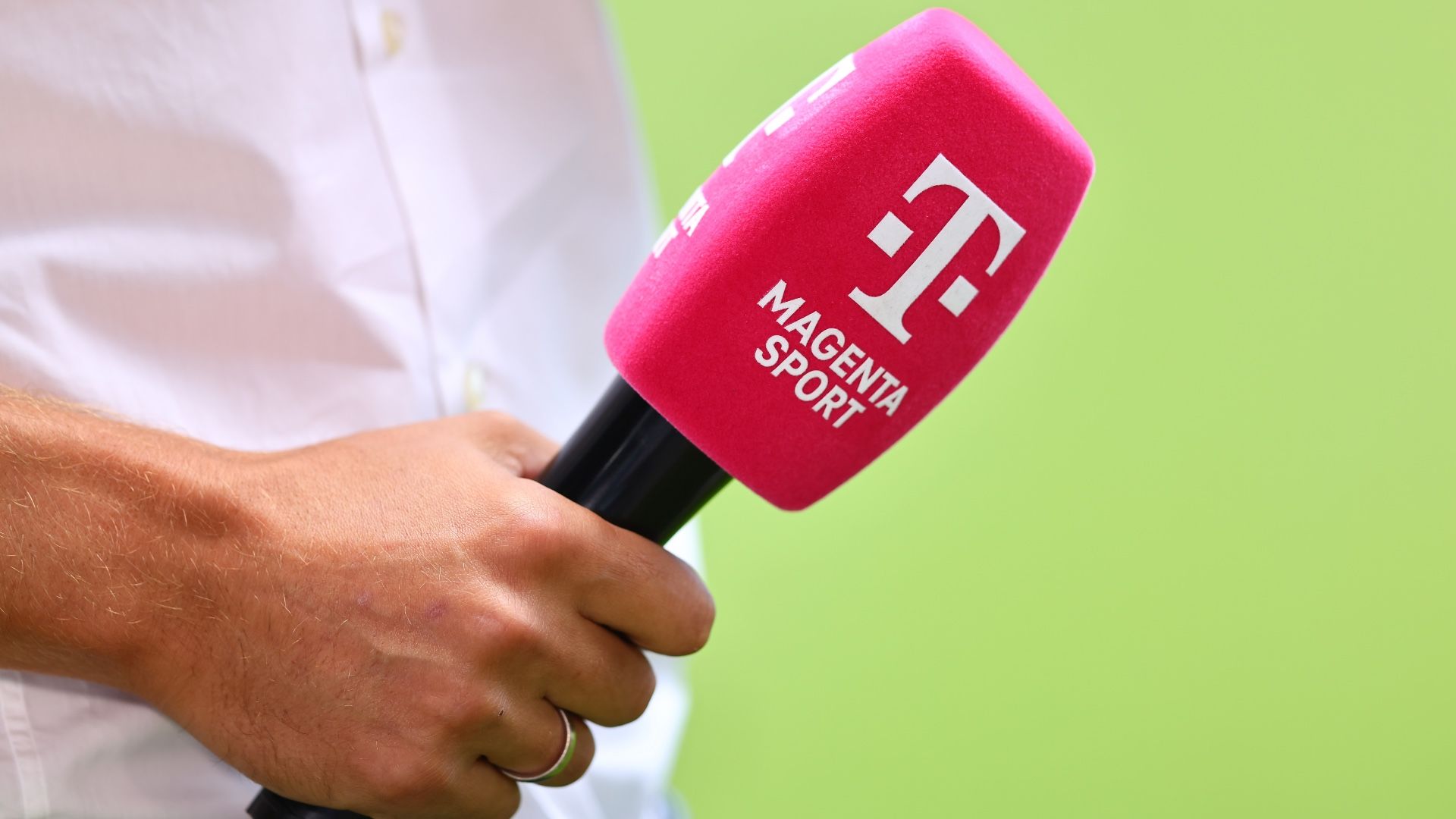 Magenta Sport microphone