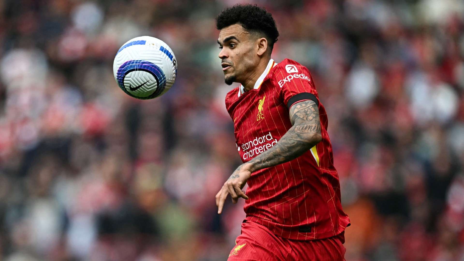 Liverpool's Colombian midfielder #07 Luis Diaz eyes the ball