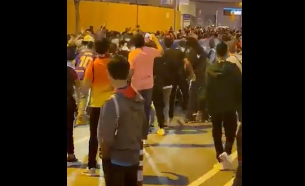 Aficionados increpan a Koeman a la salida del Camp Nou