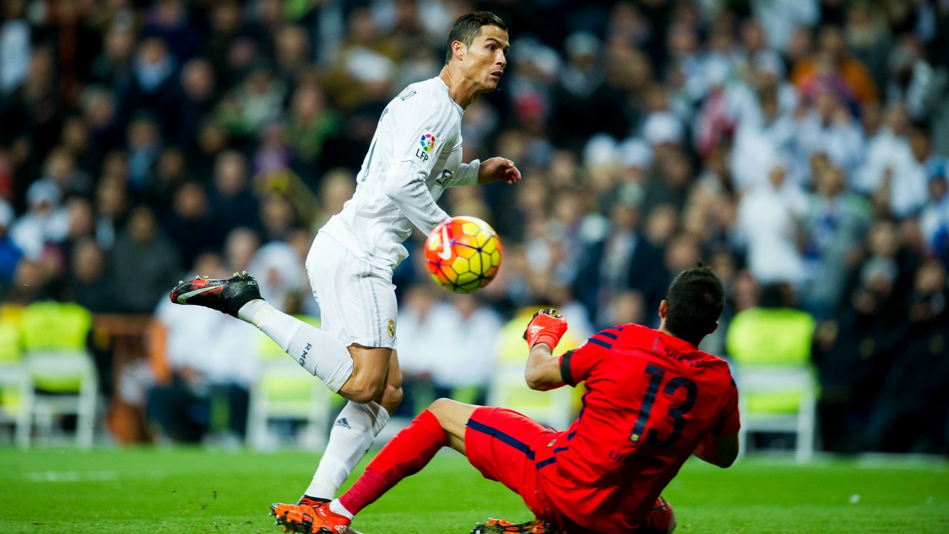 Cristiano Ronaldo, Claudio Bravo