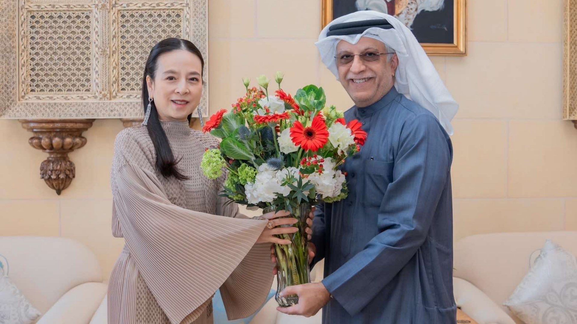 "มาดามแป้ง" นวลพรรณ ล่ำซำ - "ชีค ซัลมาน บิน อิบราฮิม อัล คอลิฟ"