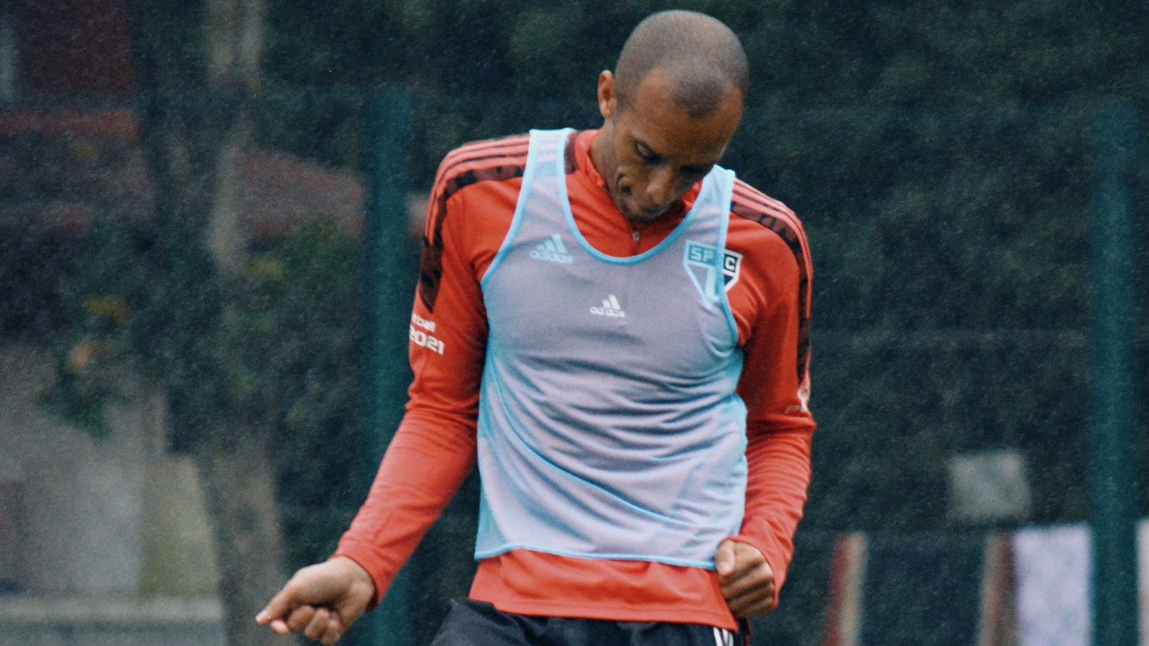 Miranda volta aos treinos