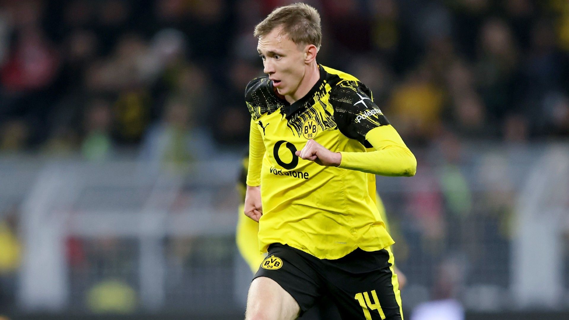  Maximilian Beier of Borussia Dortmund runs with the ball 