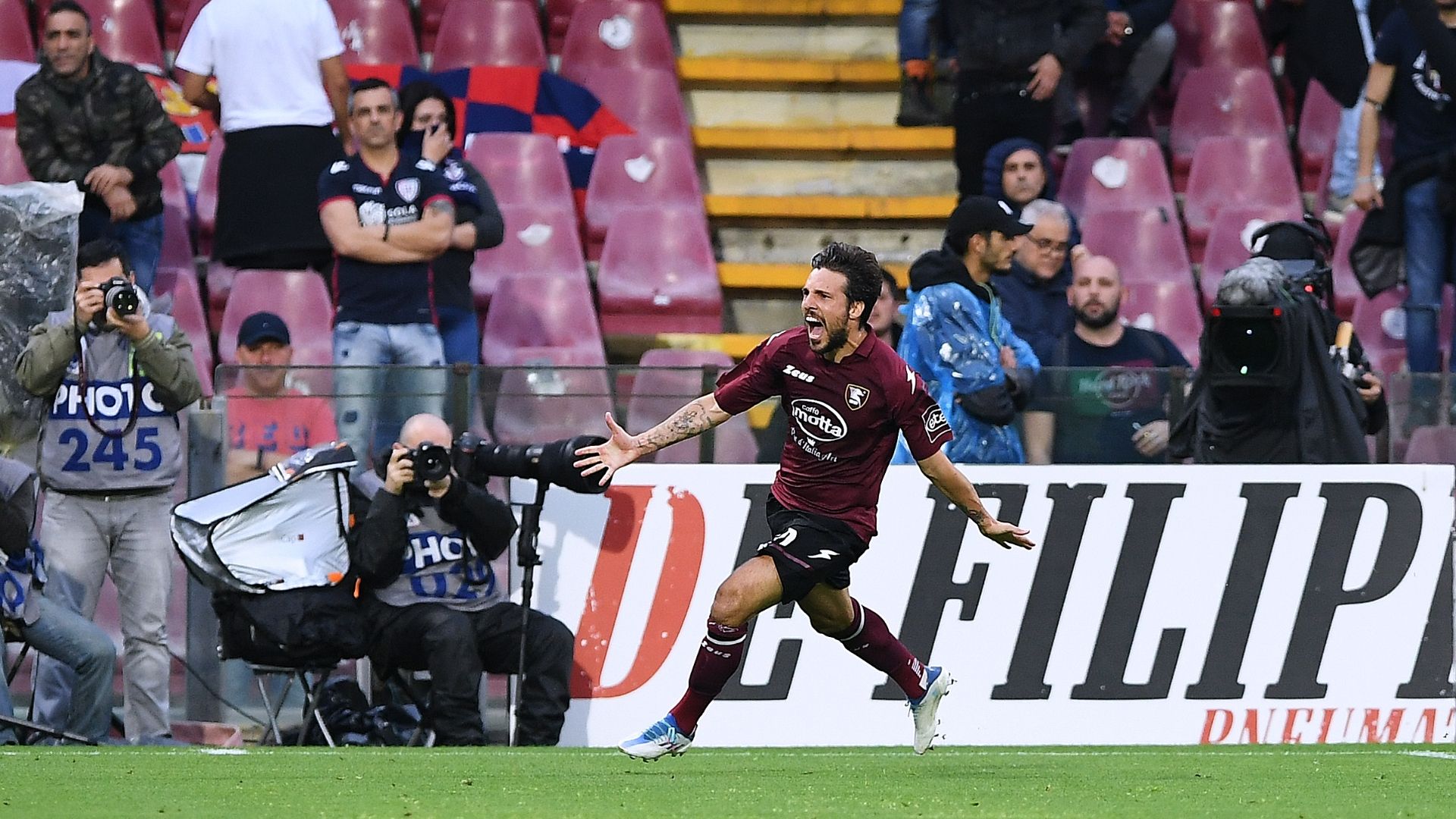 Verdi celebrating Salernitana Cagliari Serie A