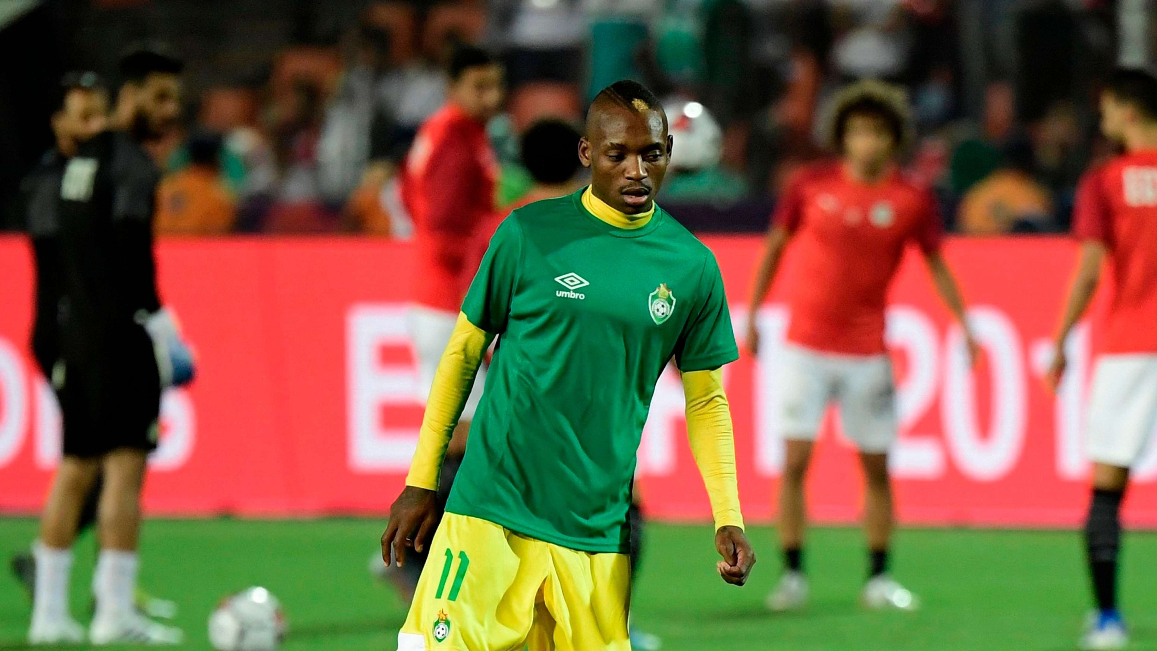 Zimbabwe's midfielder Khama Billiat (L) warms up ahead of the 2019 Africa Cup of Nations (CAN) football match between Egypt and Zimbabwe at Cairo International Stadium on June 21, 2019.j