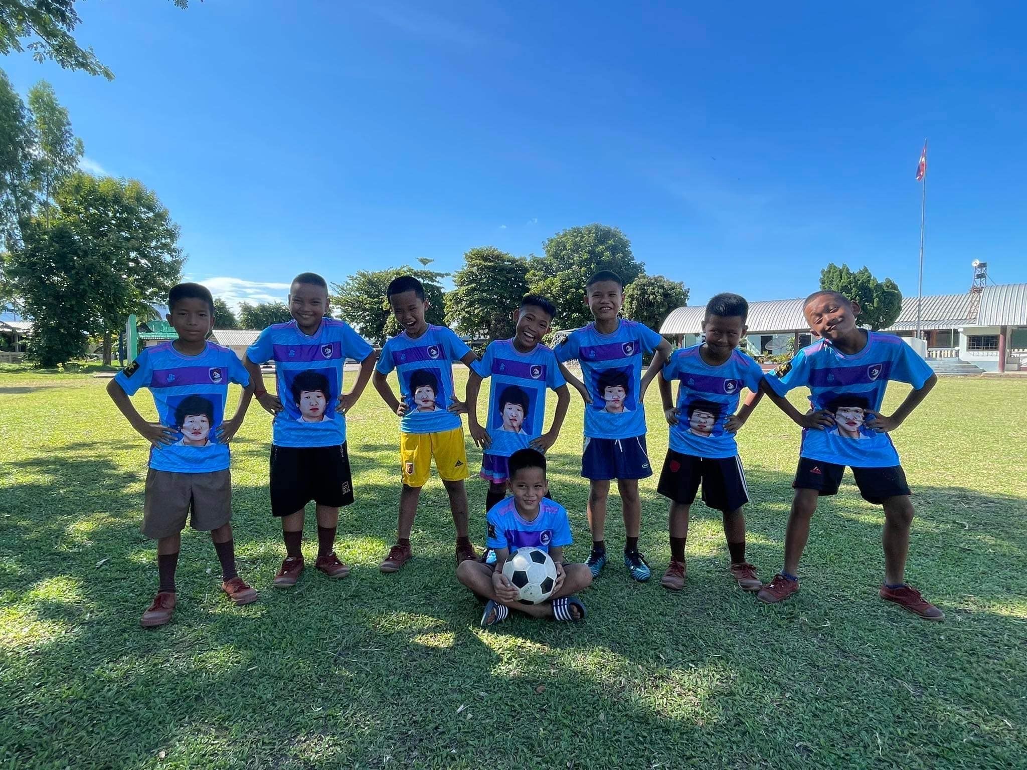 ดีเจอ๋องแอ๋ง สะบัดแผ่น