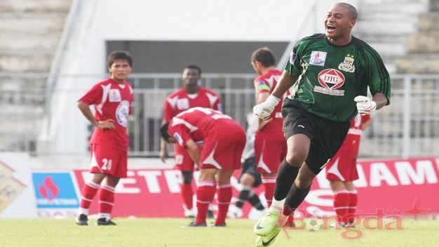 Phan Văn Santos. Phan Văn Santos. Thủ môn Phan Văn Santos. Thủ môn nhập tịch Việt Nam. Thủ môn Fabio dos Santos. Thủ môn nhập tịch gốc Brazil. Phan Văn Santos ghi bàn ở AFC Champions League 2006. V.League. CLB bóng đá Long An. Lịch thi đấu V.League. V.League hoãn vô thời hạn.