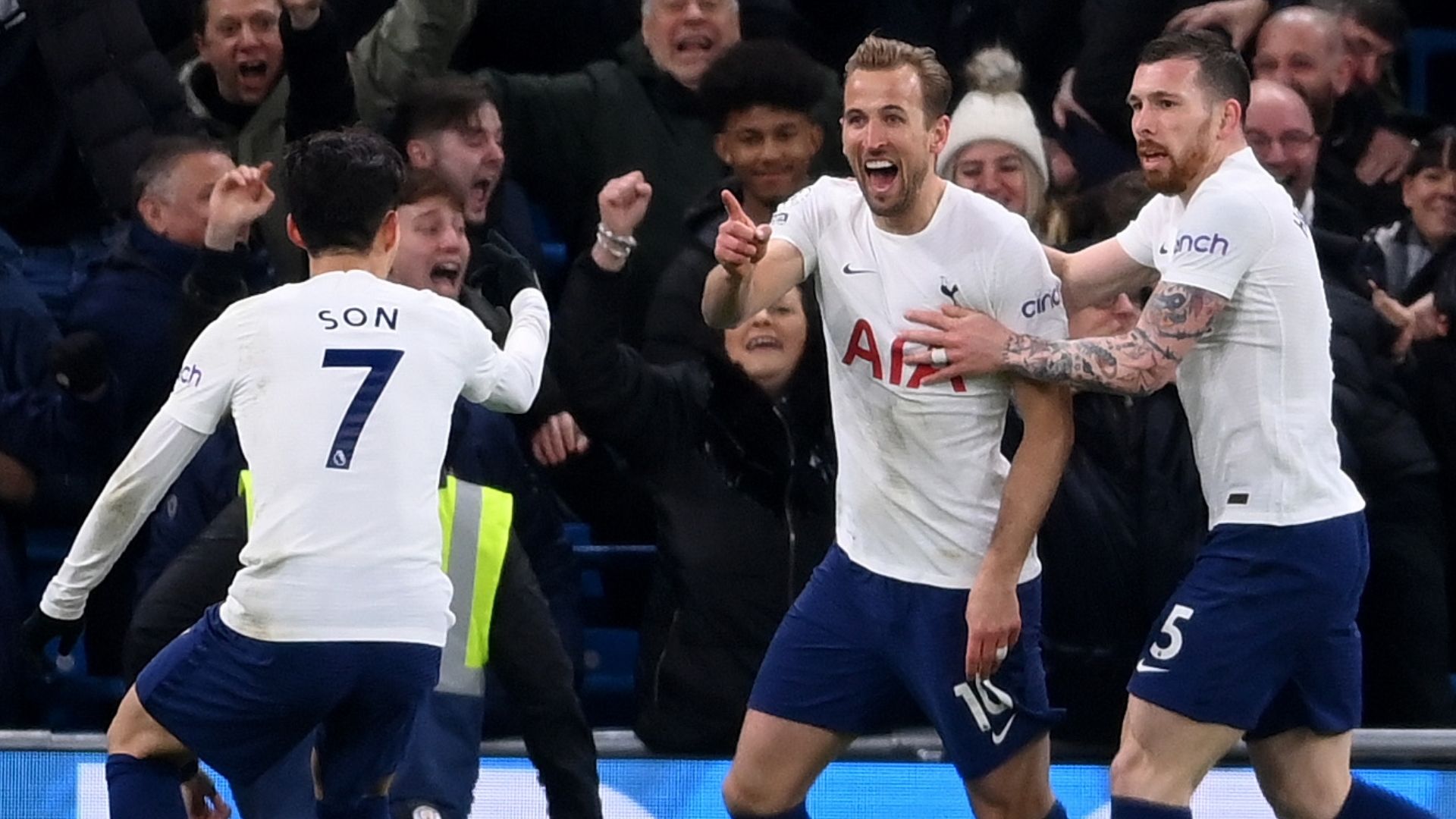 Spurs celebrate Harry Kane goal vs Man City 2021-22
