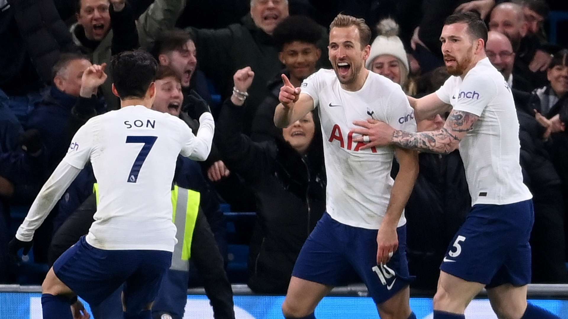 Spurs celebrate Harry Kane goal vs Man City 2021-22