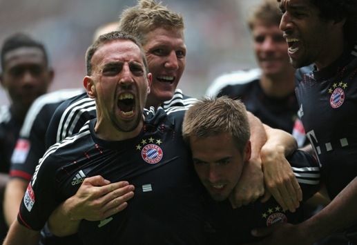 Franck Ribery (Bayern) celebrates with Schweinsteiger and Lahm his goal against Mönchengladbach