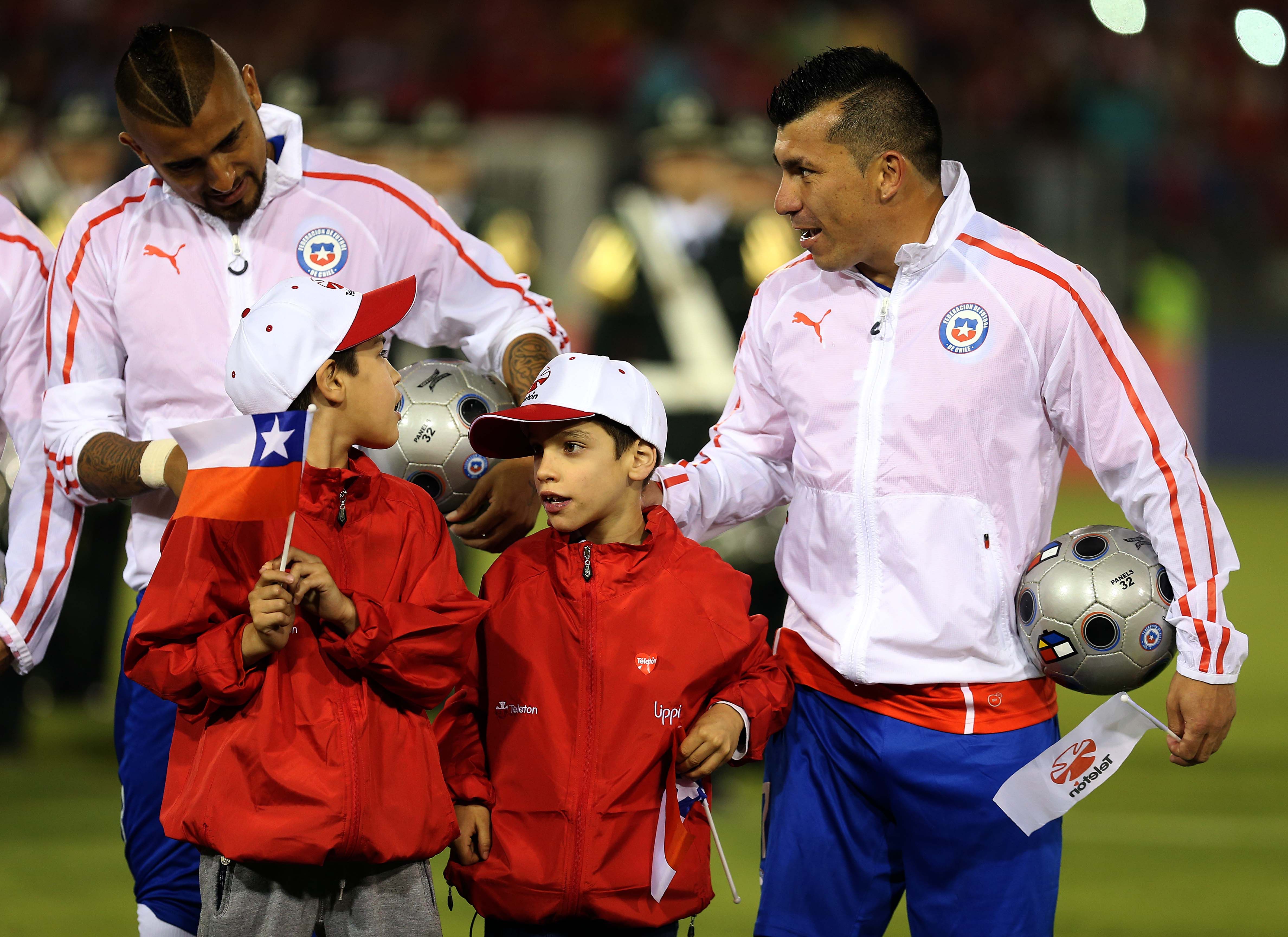 Arturo Vidal y Gary Medel con los niños de la Teletón.