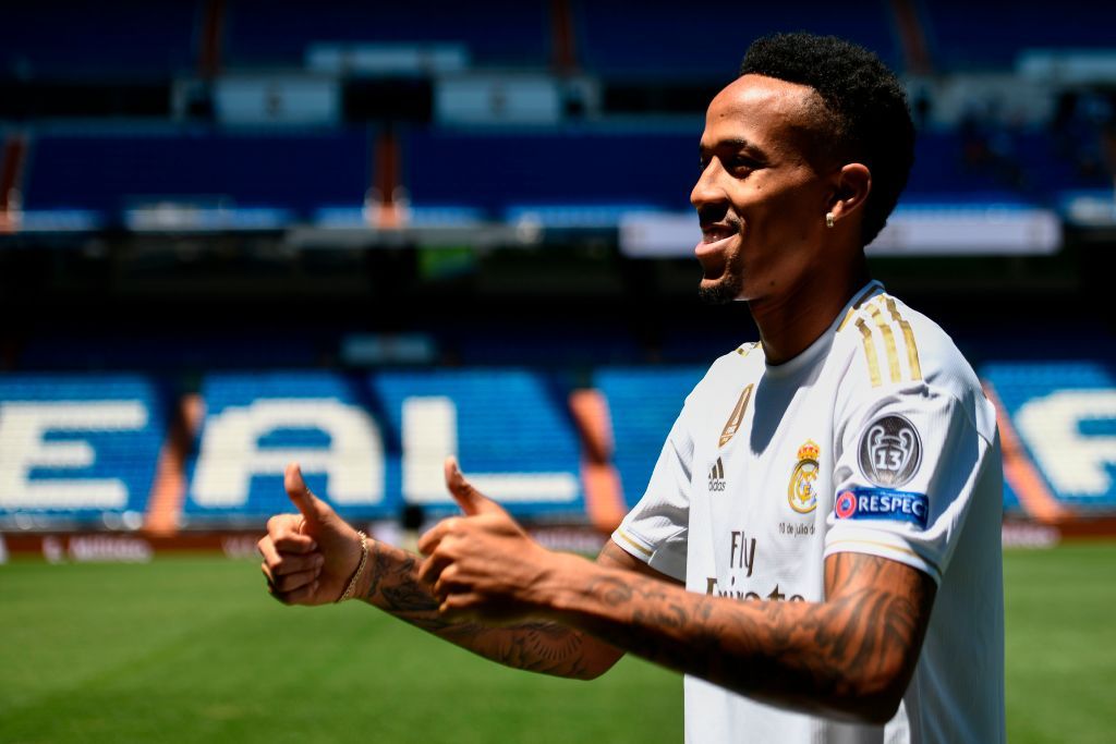 Éder Militão veste a camisa do Real Madrid no Santiago Bernabéu