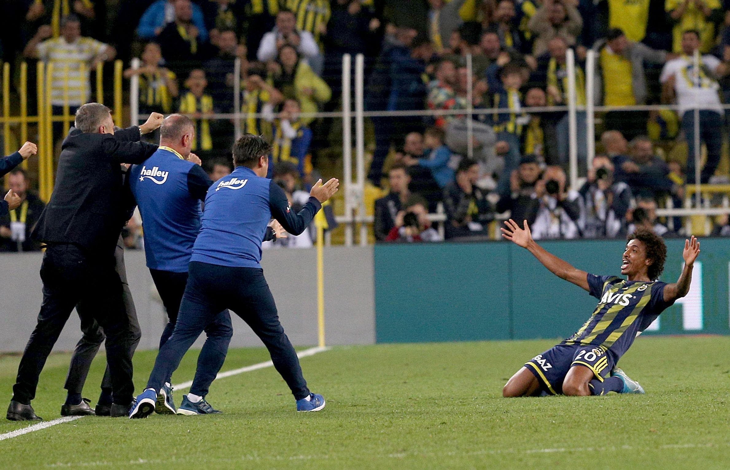 Luiz Gustavo goal celebration, Fenerbahce v Konyaspor 10262019