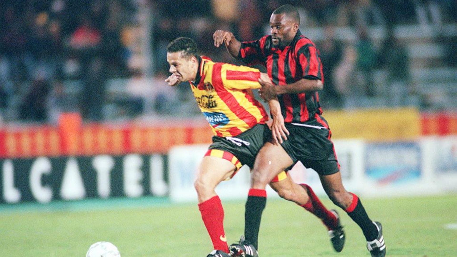 Esperance Sportive Tunis striker Meher Kanzari (L) is challenged by Helder Vicente of Angola's Primiero De Agosto