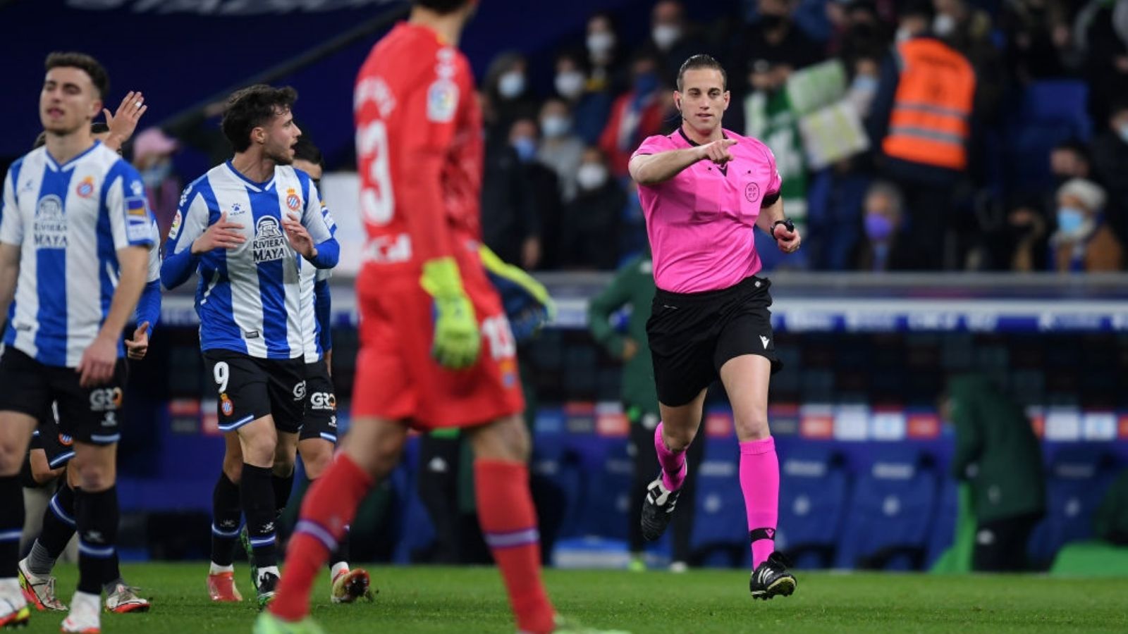 El árbitro Alberola Rojas durante un partido de Primera División