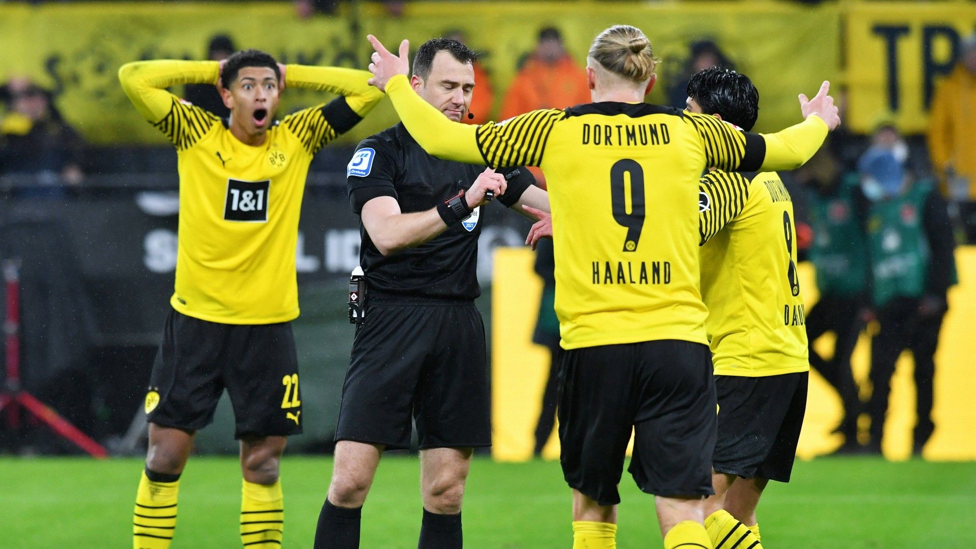 Felix Zwayer Borussia Dortmund FC Bayern Bundesliga