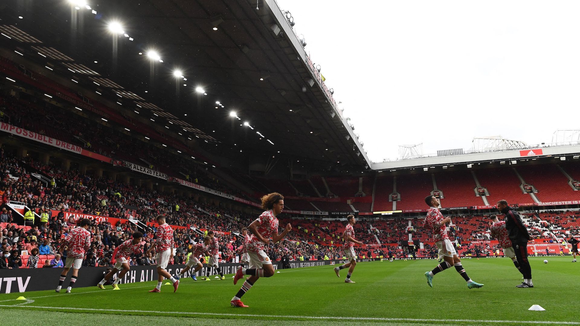 Manchester United's Players Warm Up