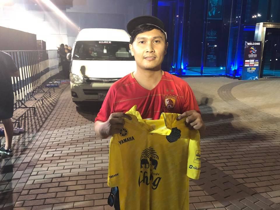 กวางโจวแจกเสื้อเชียร์ให้แฟนบอลบุรีรัมย์