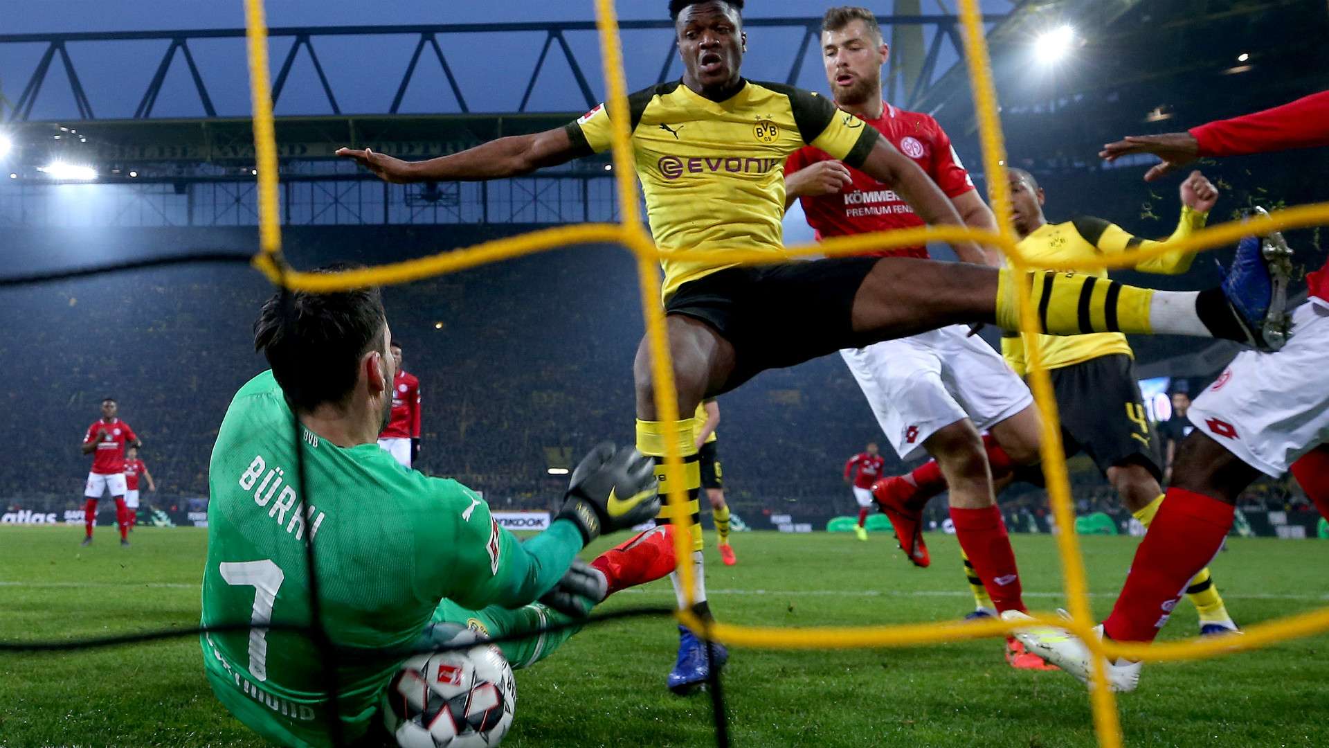 ROMAN BÜRKI BORUSSIA DORTMUND