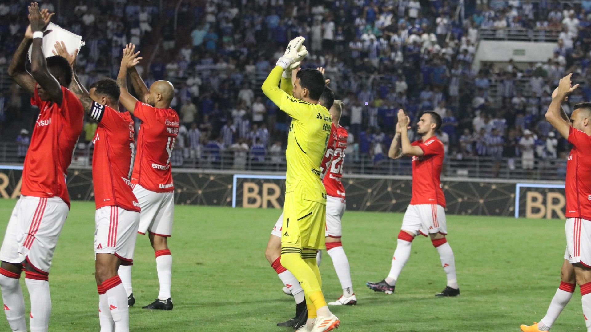 Jogadores do Internacional comemoram classificação às oitavas de final da Copa do Brasil de 2023, após vitória nos pênaltis sobre o CSA