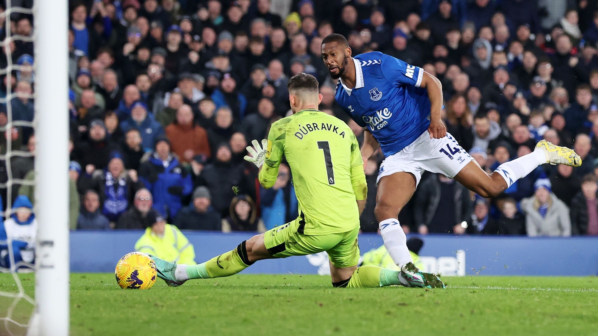 Beto Everton Newcastle Premier