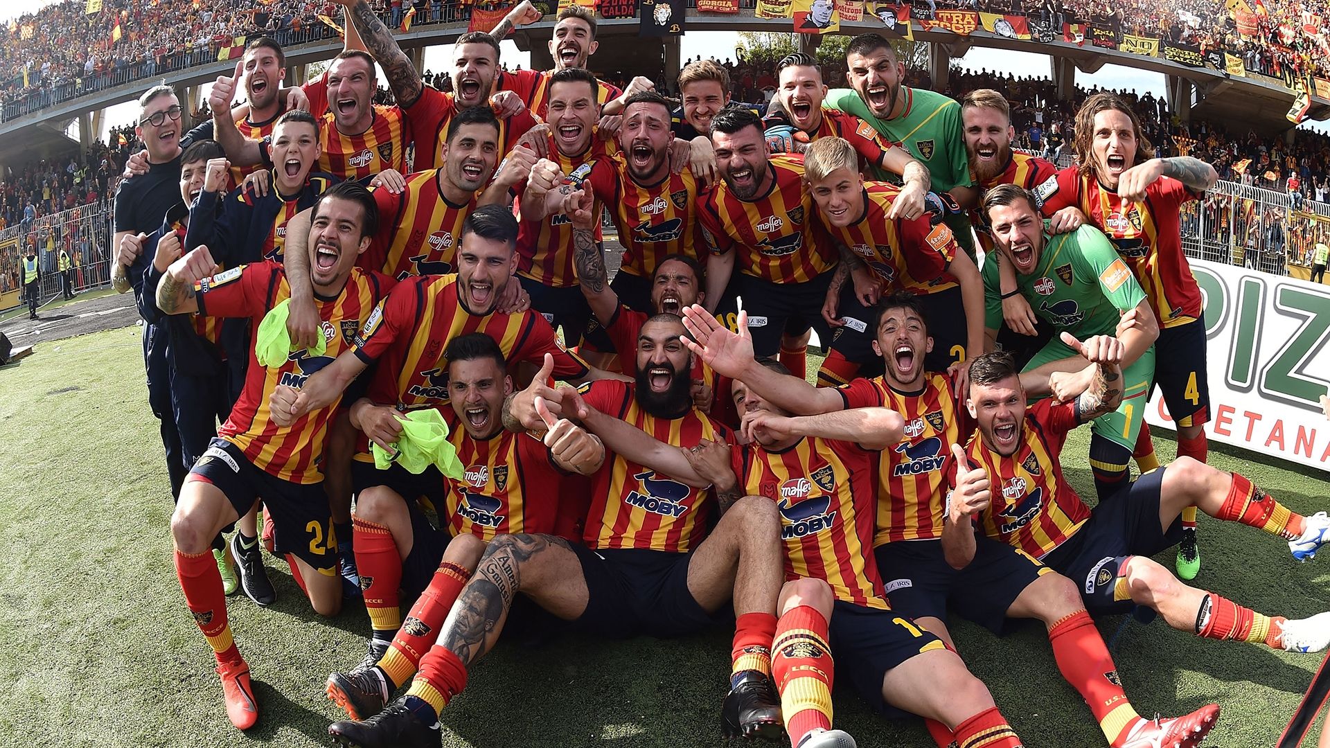 Lecce celebrating