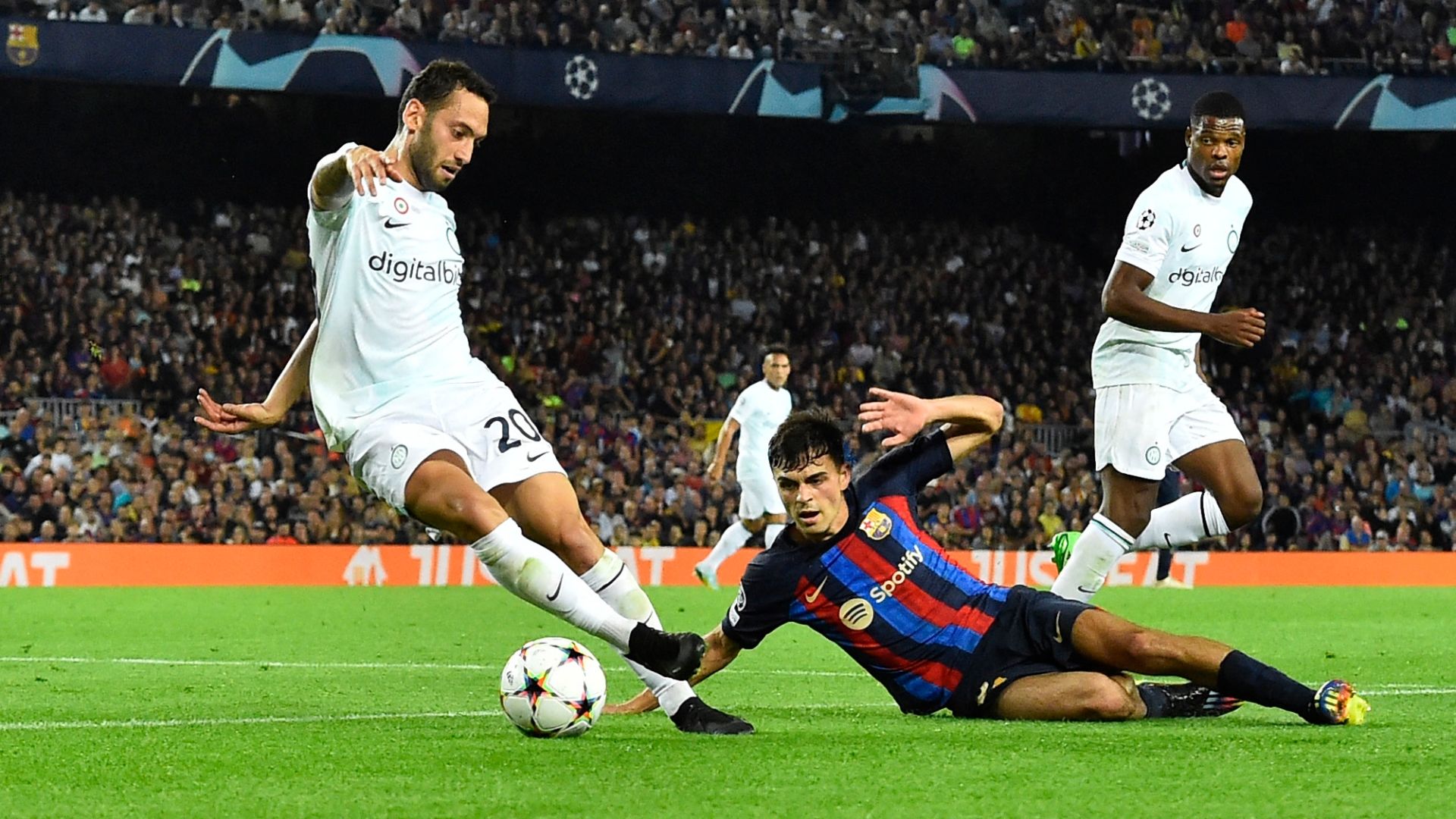 Calhanoglu Barcelona Inter