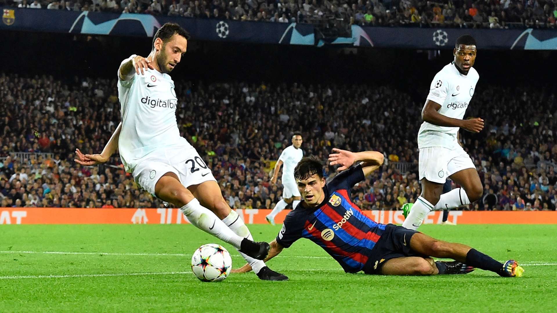 Calhanoglu Barcelona Inter