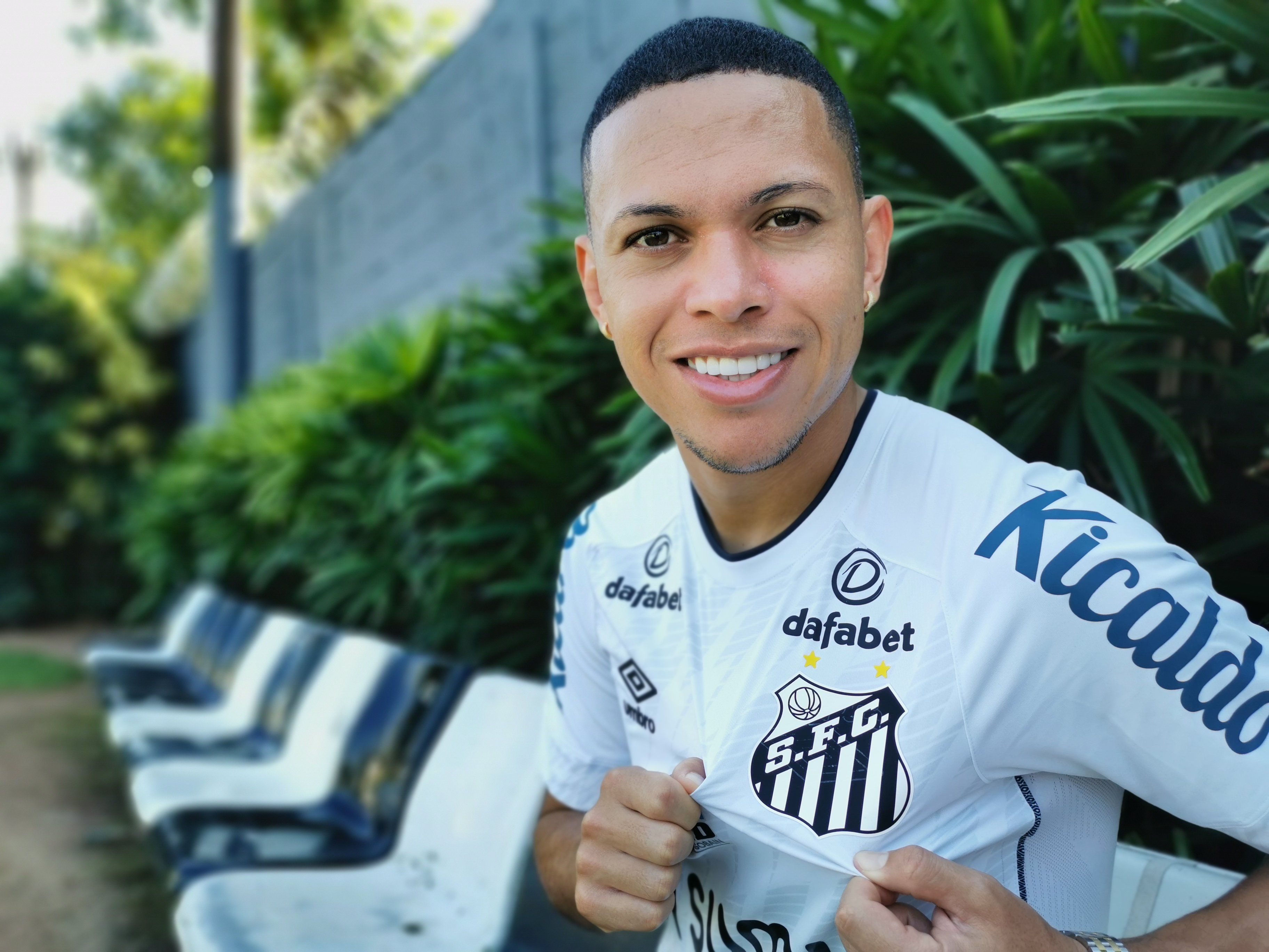 Marcos Guilherme veste a camisa do Santos