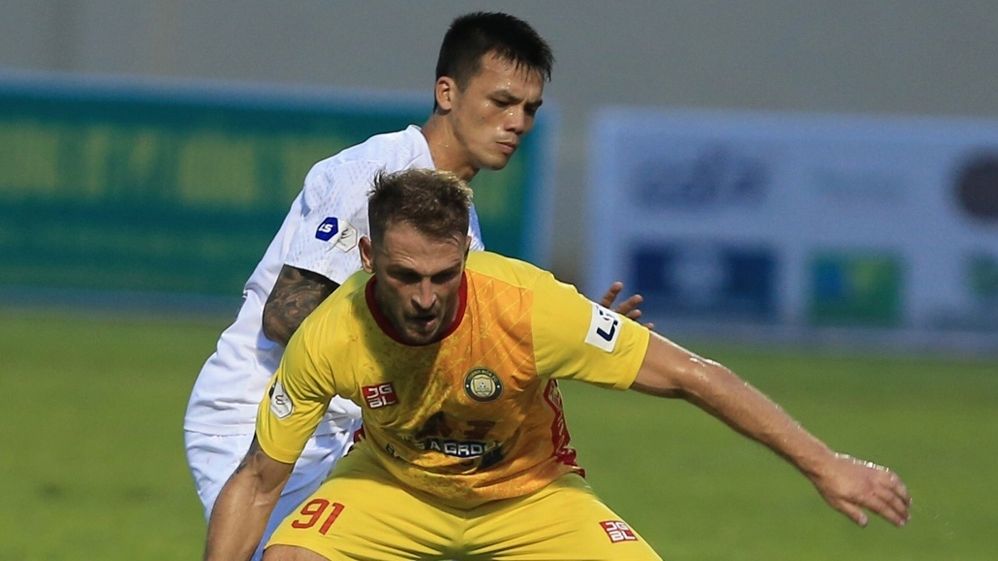 Nguyen Huu Tuan Gramoz Kurtaj HAGL Hoang Anh Gia Lai Thanh Hoa FC 2021 V.League