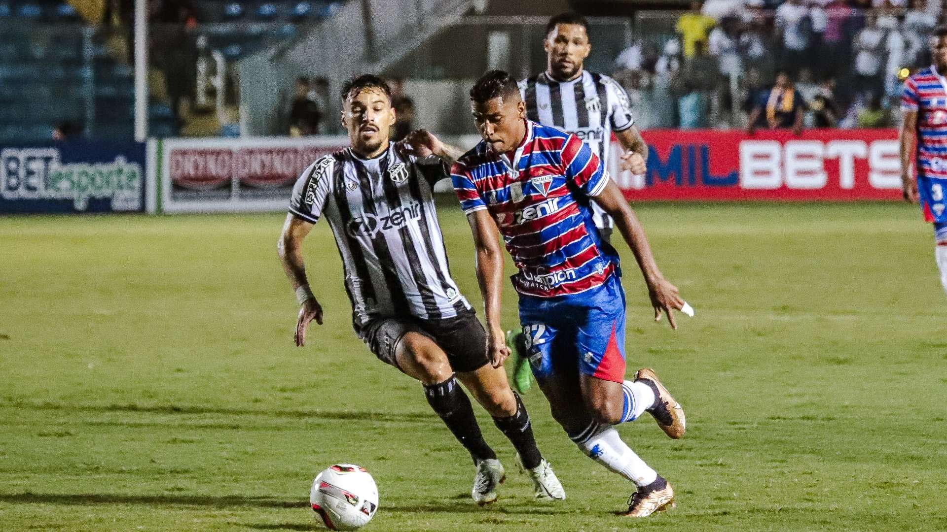 Jogadores de Fortaleza e Ceará disputam bola durante clássico pelo Campeonato Cearense 2023