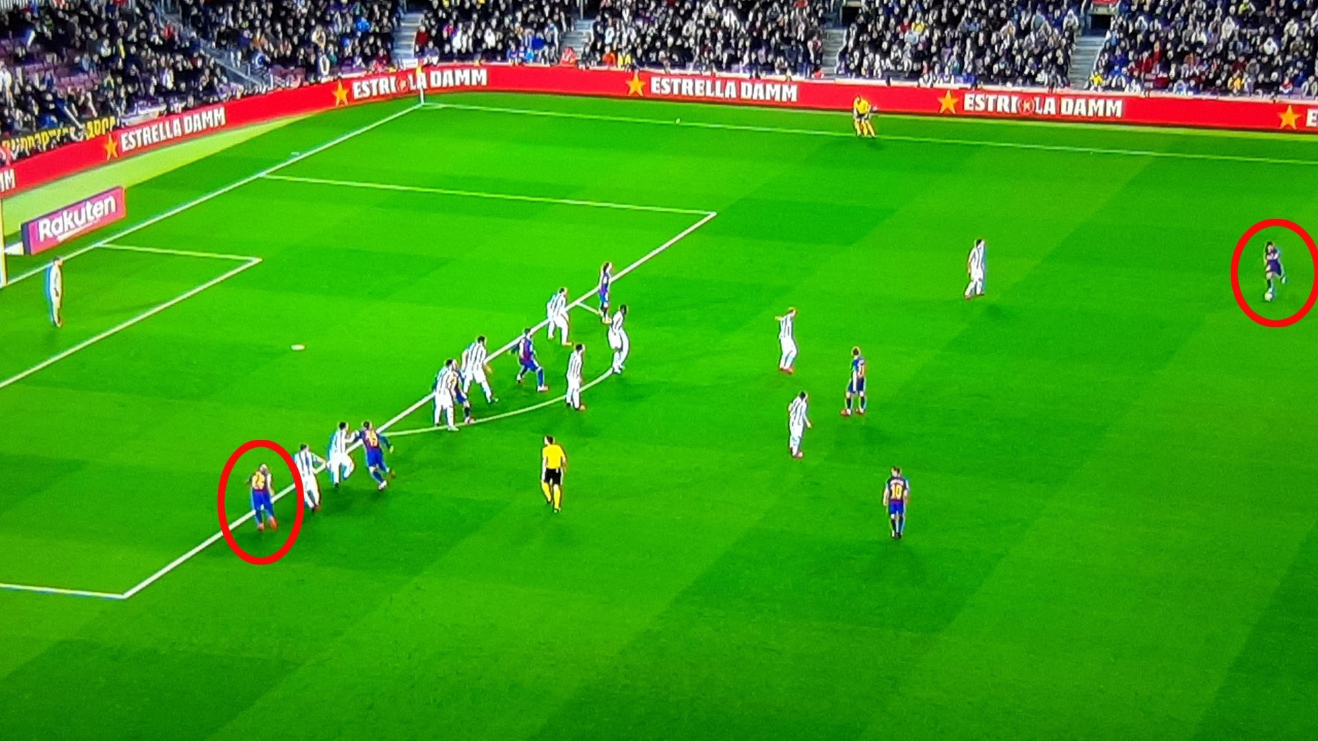 Vidal, en posible fuera de juego antes del penalti en el Barcelona-Real Sociedad