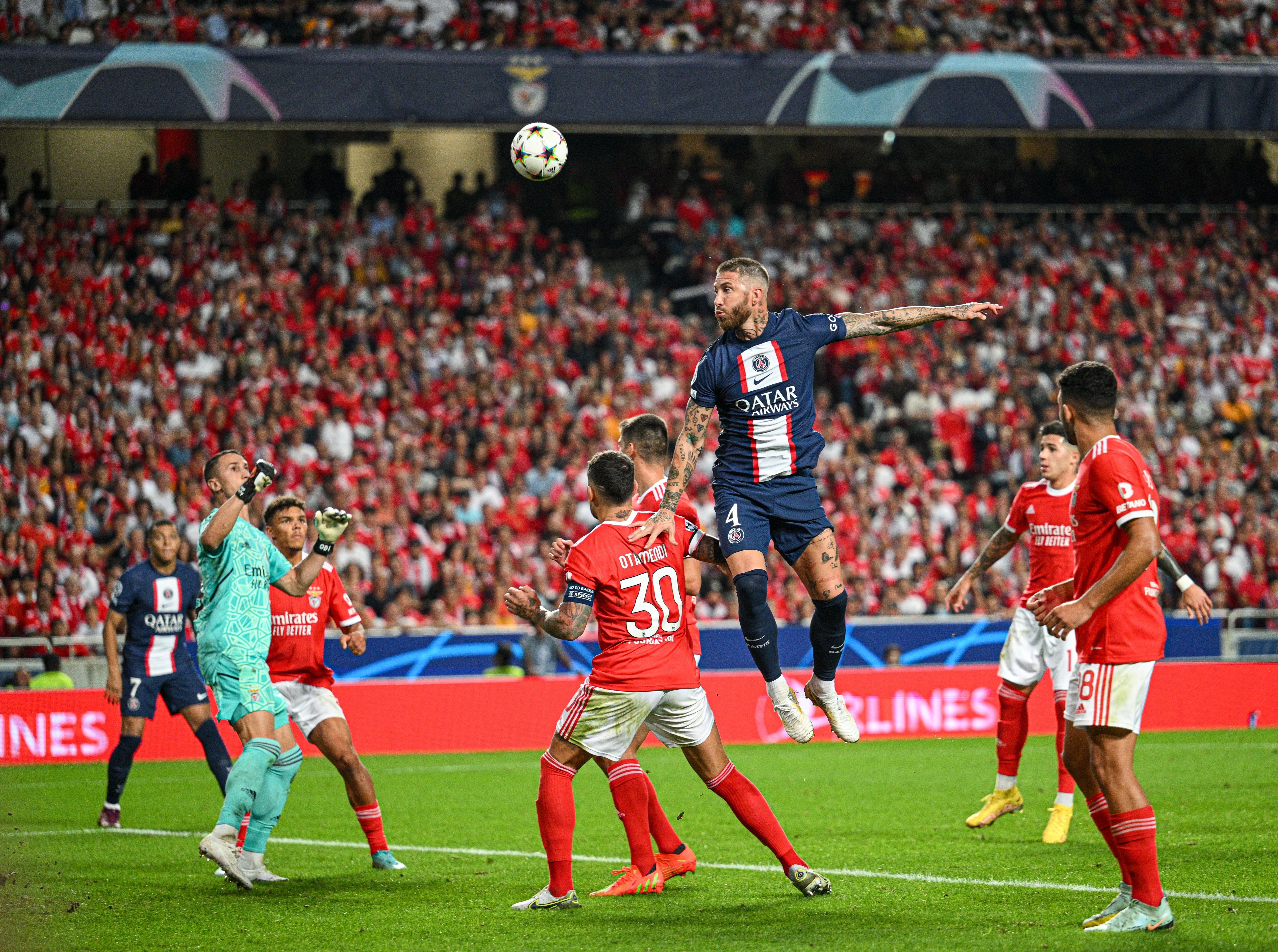 Sergio Ramos au duel de la tête lors du match de C1 entre le Benfica et le PSG