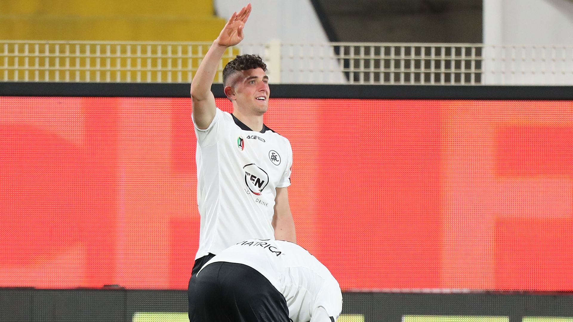 Piccoli Spezia celebrating Cagliari