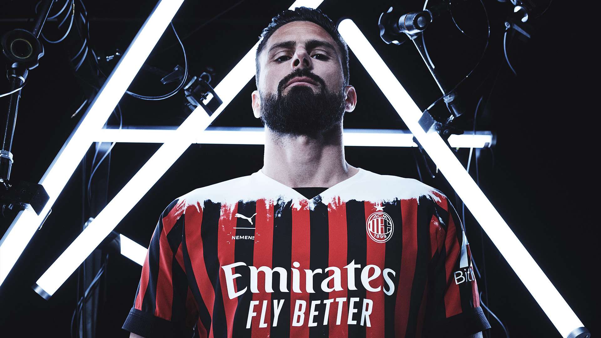 Olivier Giroud AC Milan fourth shirt 2021-22