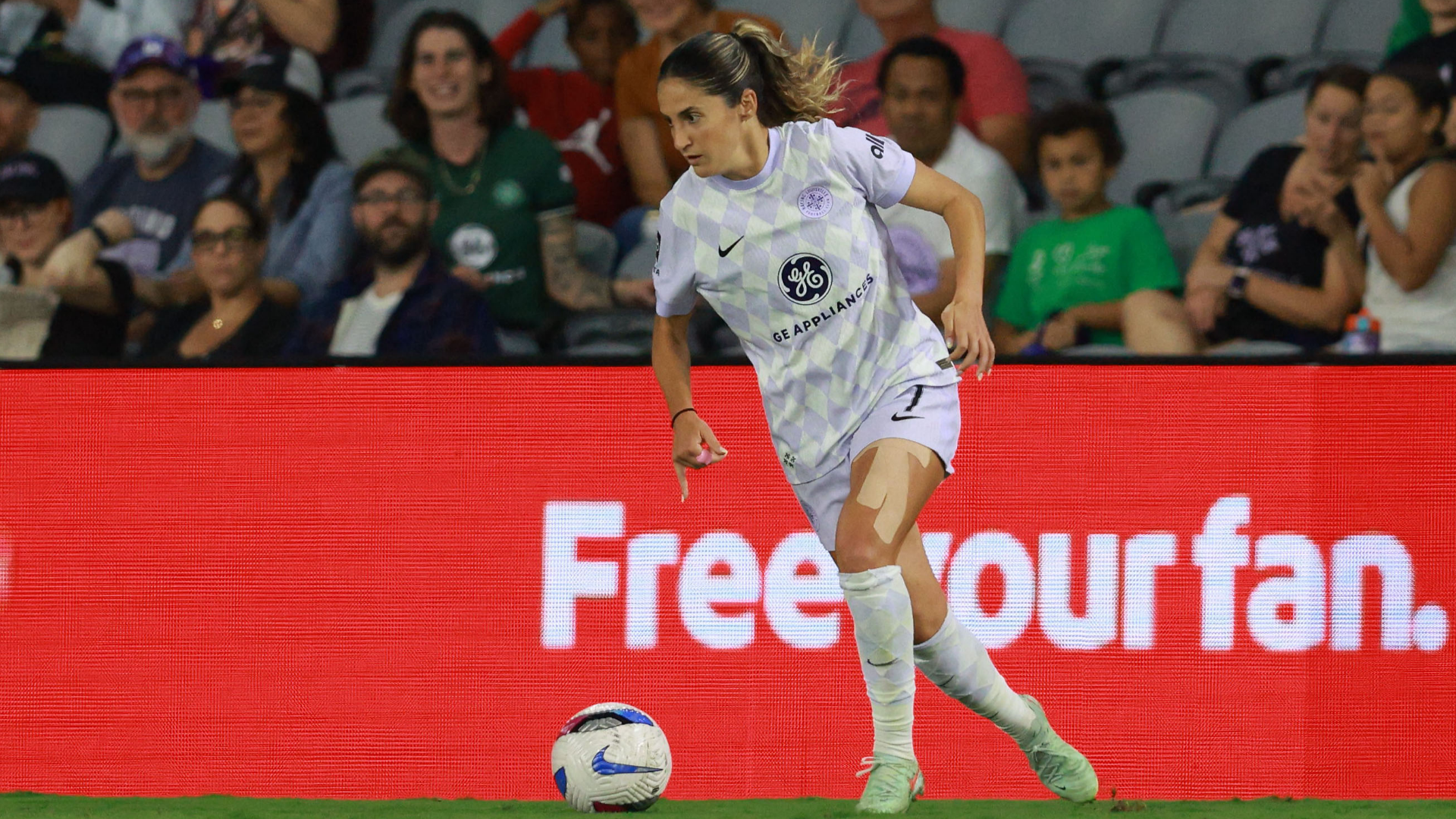 NWSL match suspended after Racing Louisville's Savannah DeMelo collapses; club says midfielder in stable condition | Goal.com UK