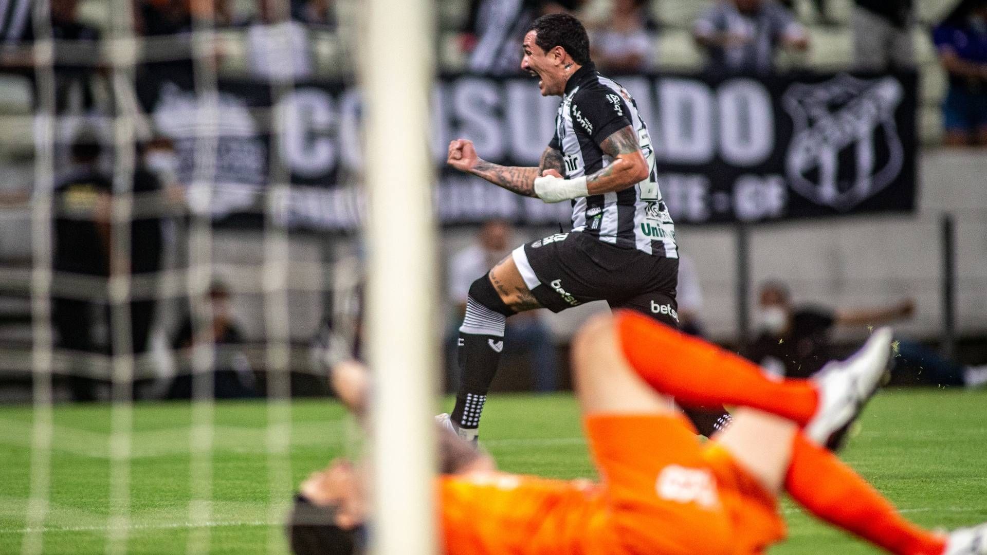 Vina comemora o gol contra o Corinthians
