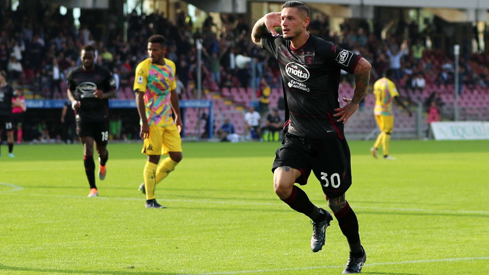 Mazzocchi celebrating Salernitana Spezia Serie A