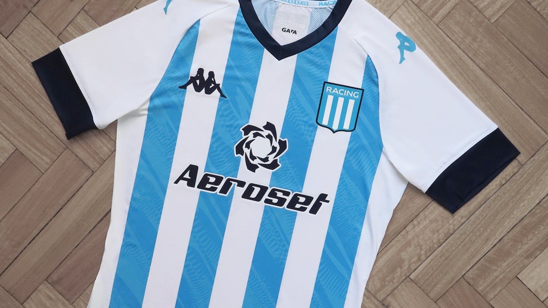 La remera titular de Racing para la temporada 2021-2022
