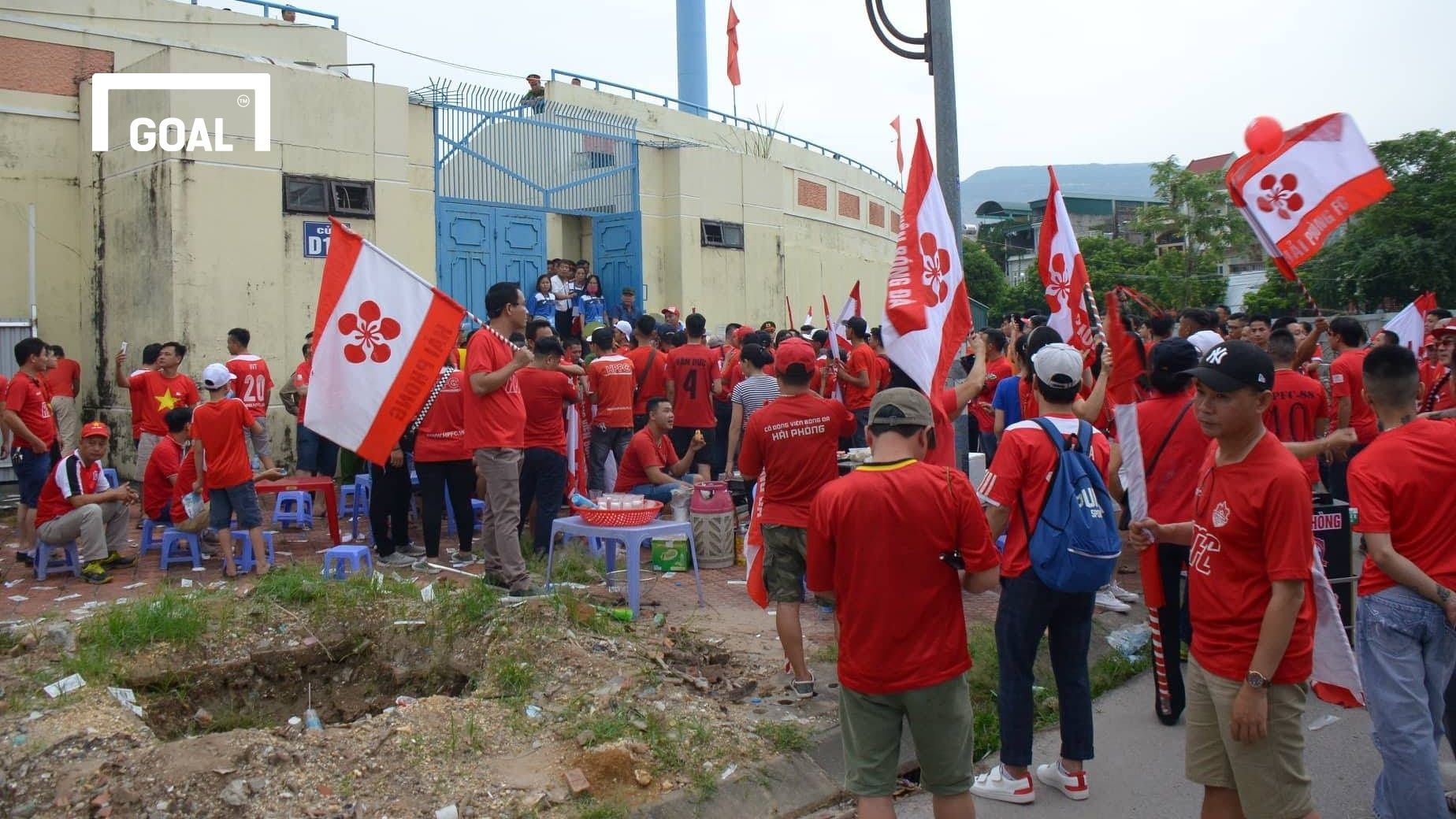 CĐV Hải Phòng hành quân đến Cẩm Phả 8/9