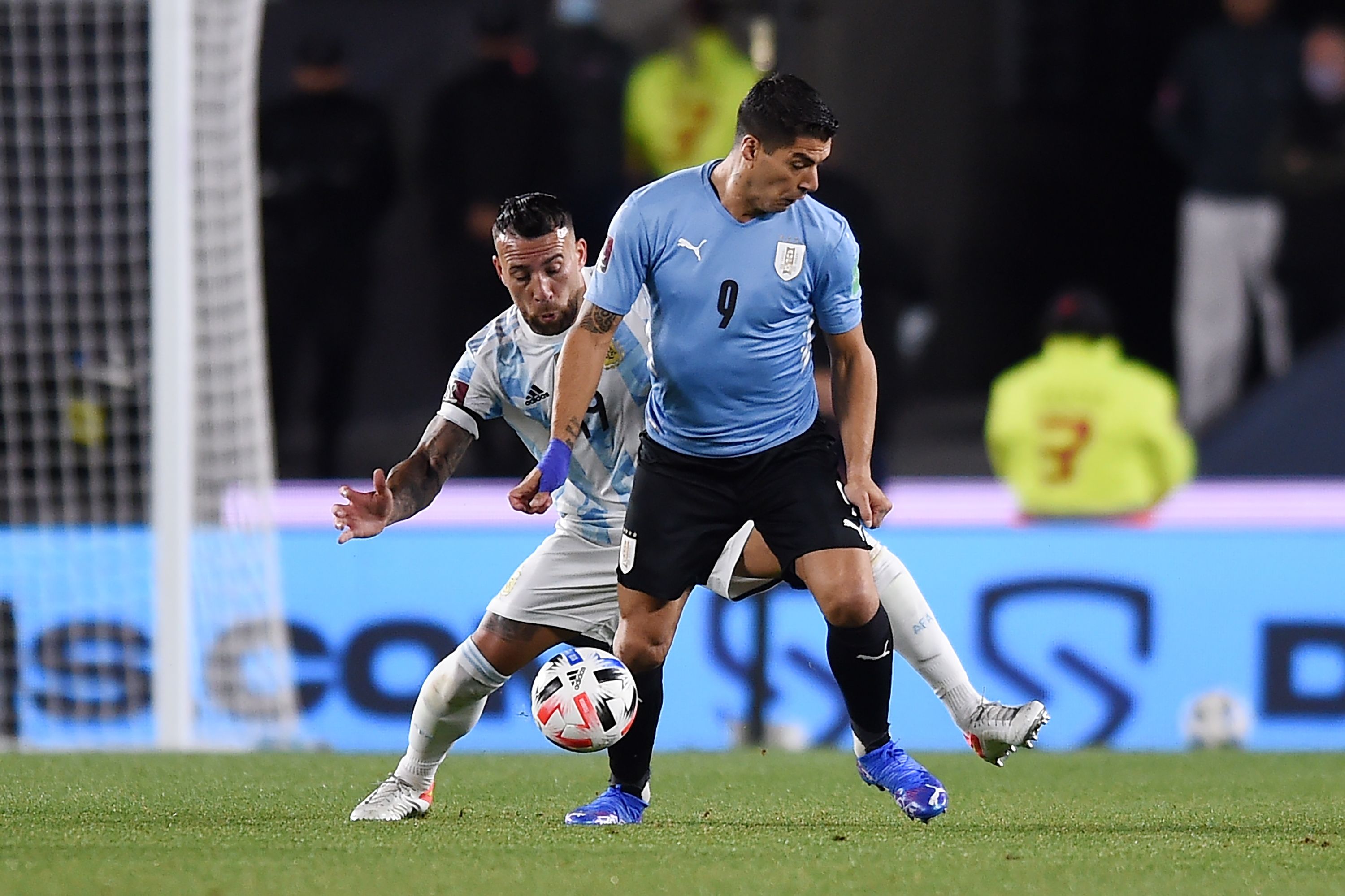 Luis Suárez Nicolas Otamendi Argentina Uruguay Eliminatorias 10102021