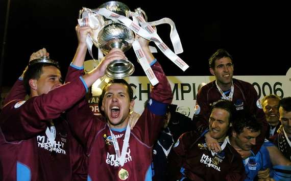 Drogheda United captain Declan O'Brien celebrates with team-mates at the end of the game