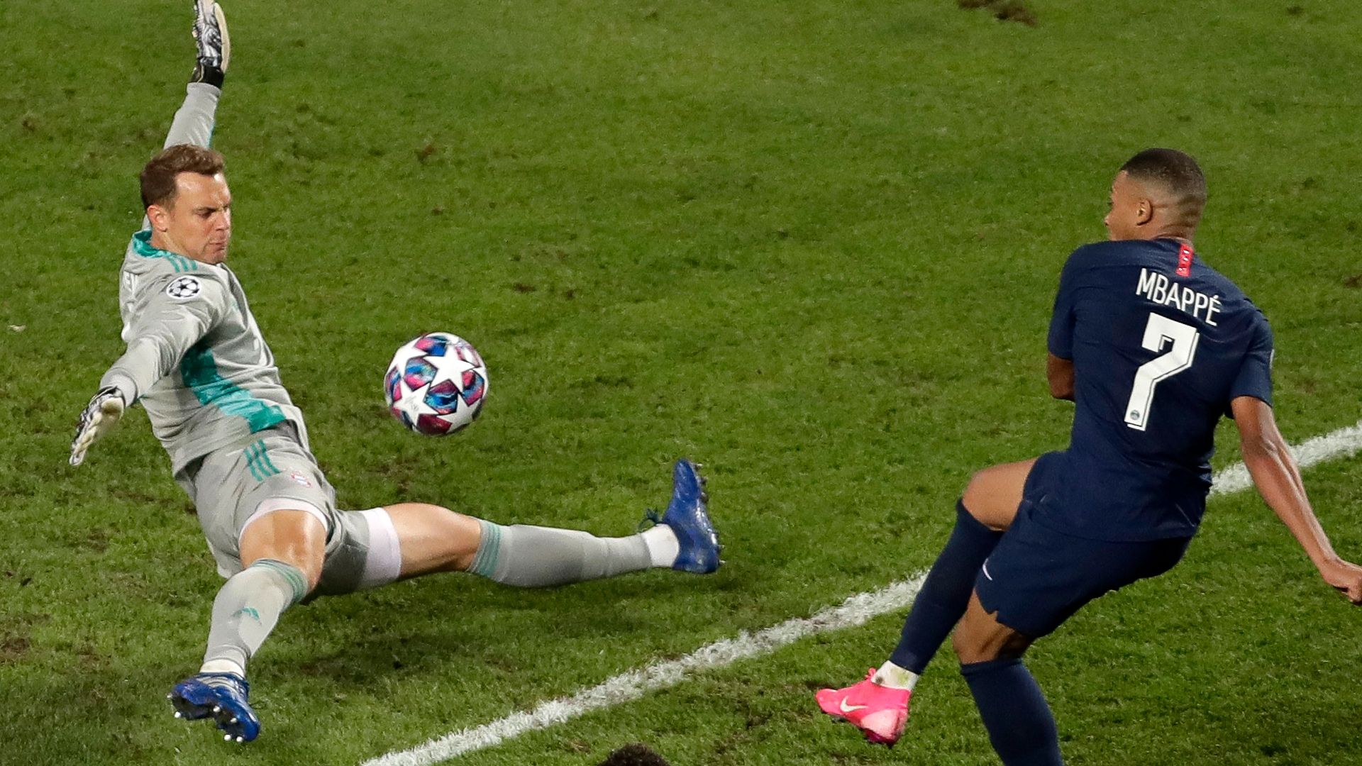Manuel Neuer Kylian Mbappe 2020 CL Final
