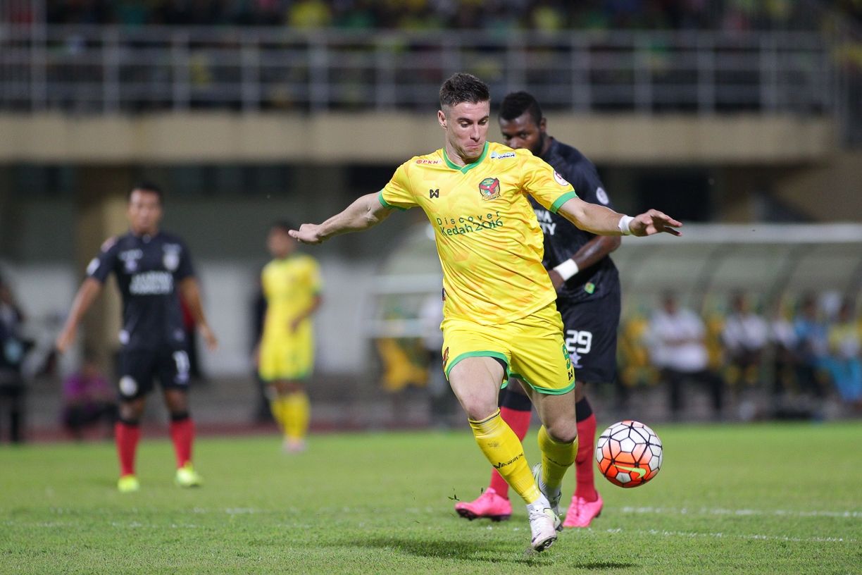 Kedah's Thiago Augusto Fernandes against Sarawak in Malaysia Cup 2016