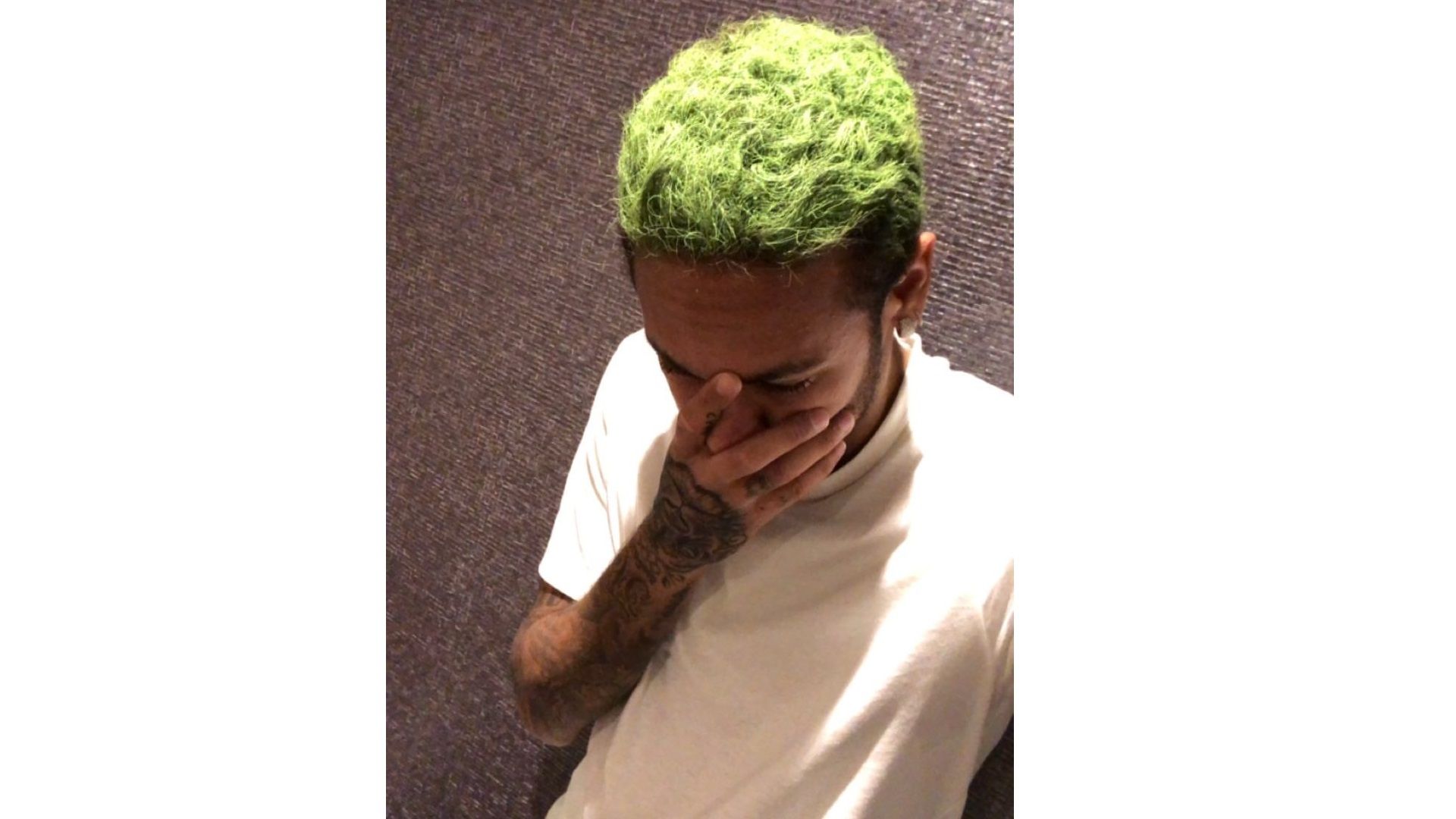 Neymar cabelo verde 30 10 2017