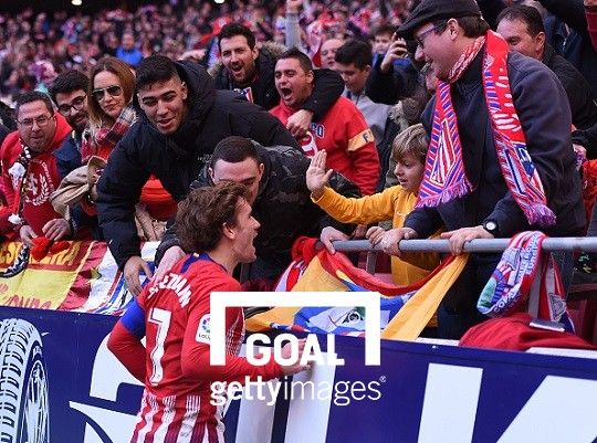 아틀레티코 마드리드 공격수 그리즈만이 득점 이후 서포터즈석으로 달려가 팬들과 함께 기뻐하고 있다. 사진=게티이미지