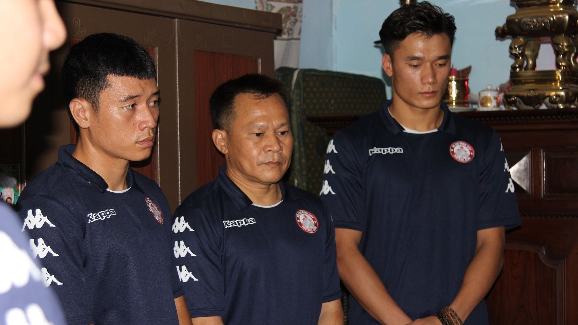 Bui Tien Dung and Ho Chi Minh City FC's football players visit pupils at Bach Dang Secondary School