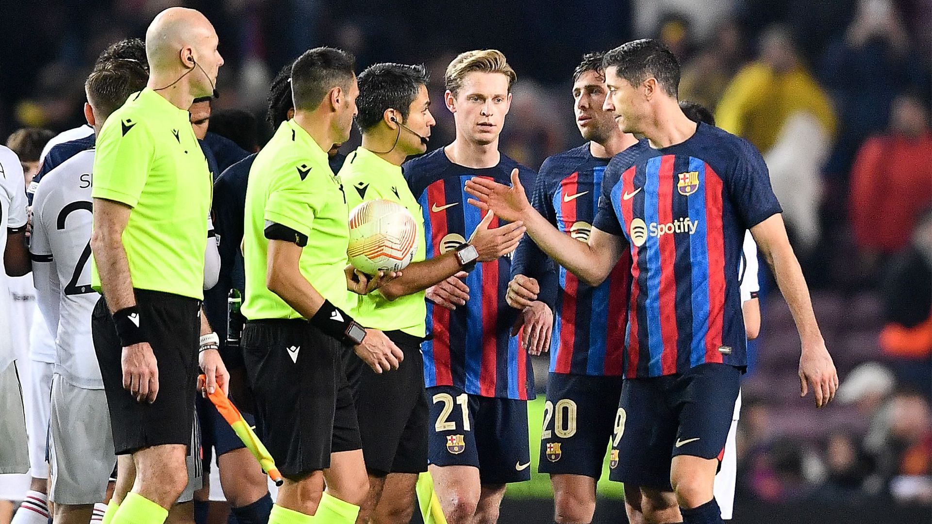 Barcelona argue with refs Manchester United 2022-23