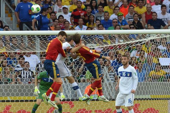 Piqué y Ramos saltan a cabecear con Chiellini en el España-Italia; Copa Confederaciones