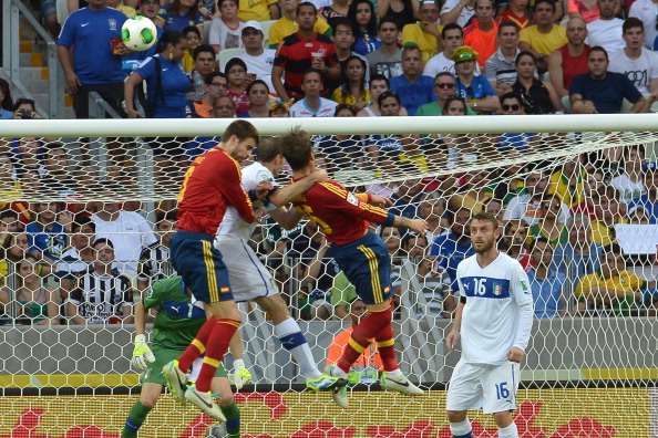 Piqué y Ramos saltan a cabecear con Chiellini en el España-Italia; Copa Confederaciones